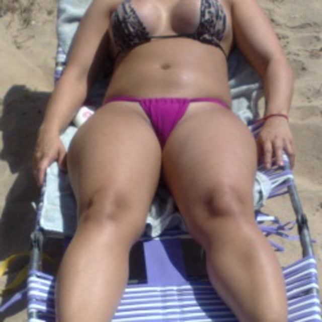 Esposa gostosa se exibindo na praia 12