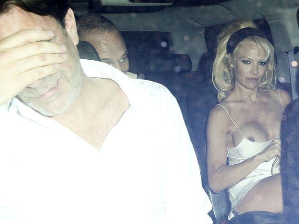 Pamela Anderson foi fragada com os seios de fora 4
