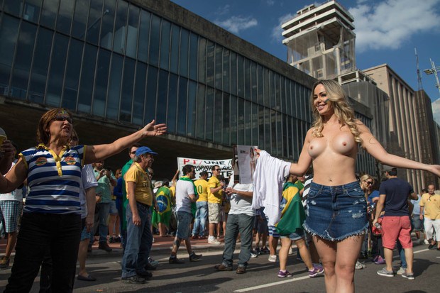 Ju Isen ficou pelada nua durante protesto em São paulo 4