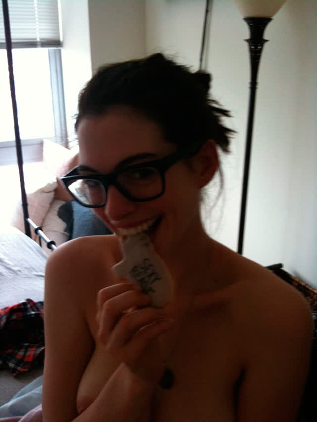 Anne Hathaway pelada, atriz famosa tem fotos intimas vazadas na internet 8